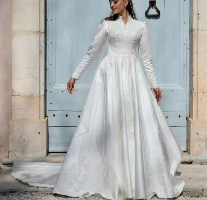 Wedding dress with collar